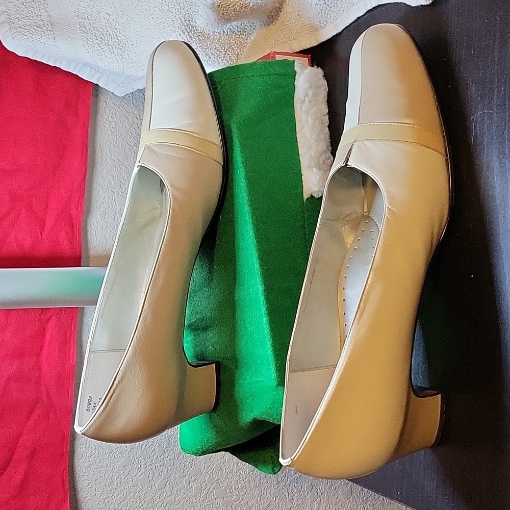 Auditions 2 tone flats 2" heels 12AA size